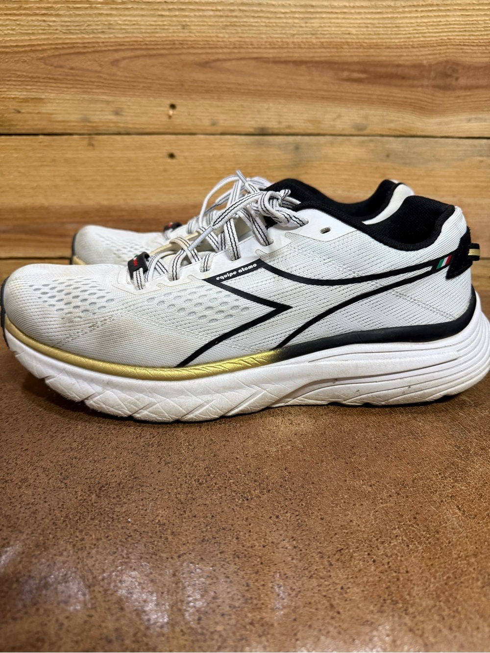 Diadora White and Black Men’s Running Shoes with Gold Accent, size 11.5 - Picture 2 of 9
